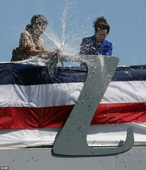 Mỹ "rửa tội" cho tàu khu trục tàng hình 3 tỷ USD - 2