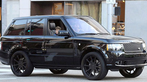 David Beckham lượn phố bằng Range Rover đen - 1
