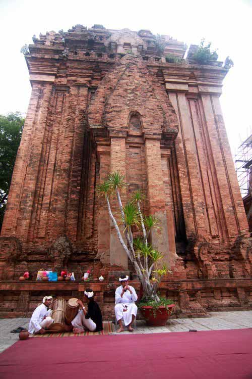 Hành trình núi, gió, cát, sóng và đền tháp Champa - 3