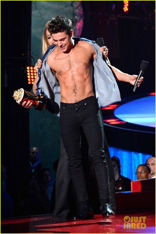 Zac Efron bị lột áo trên sân khấu MTV - 1