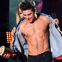 Ngôi sao điện ảnh - Zac Efron bị lột áo trên sân khấu MTV