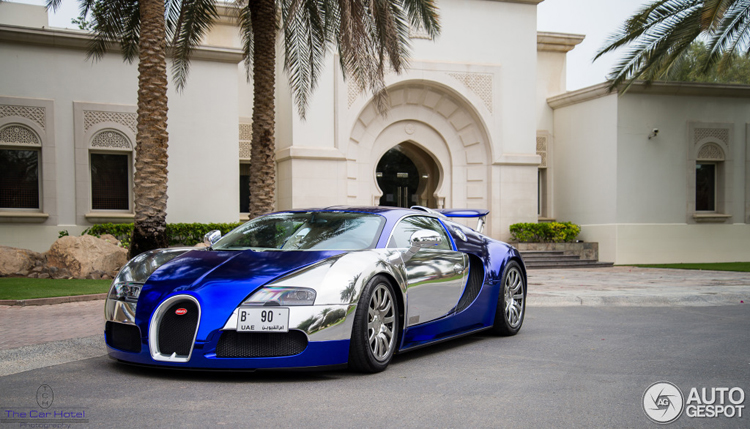 Siêu xe Bugatti Veyron 16.4 này sở hữu bộ cánh khá bắt mắt với màu xanh dương chủ đạo kết hợp với hai bên hông bọc crôm màu bạc bóng loáng, khiến nó sang trọng và rất đặc biệt so với phần còn lại.
