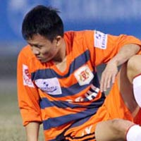 Cầu thủ V.Ninh Bình khóc xin bầu Trường “đặc xá”