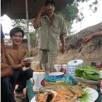 Tin tức trong ngày - Kinh hoàng nhậu... cá nghĩa địa chốn Sài thành