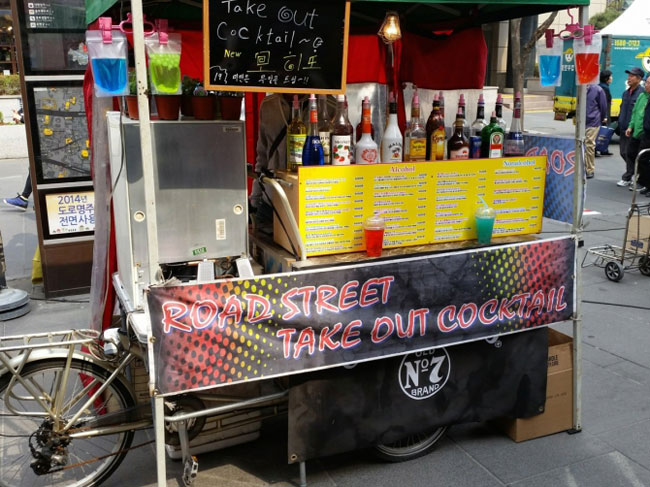 Nếu bạn muốn thưởng thức ít rượu, có một quầy xe đẩy bán cocktail ngoài trời. Bạn có thể đi bộ xung quanh khu phố thưởng thức một số loại rượu.
