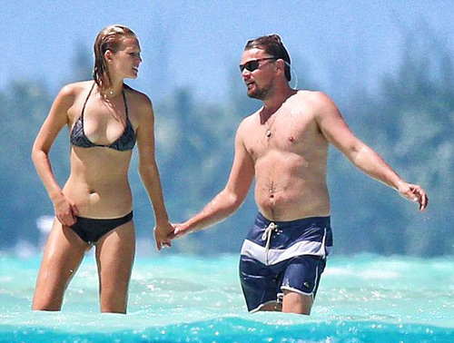 Leo DiCaprio lộ bụng chảy xệ bên bạn gái siêu mẫu - 3