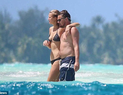 Leo DiCaprio lộ bụng chảy xệ bên bạn gái siêu mẫu - 1