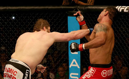 UFC: Gãy tay sau khi hạ knock-out đối thủ - 1