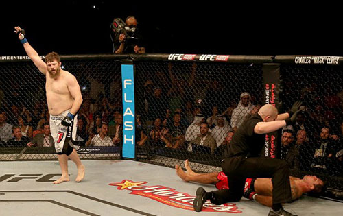 UFC: Gãy tay sau khi hạ knock-out đối thủ - 2