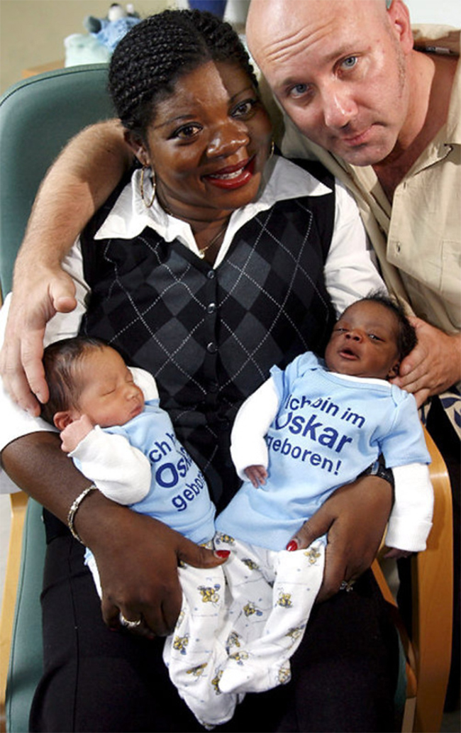 Một người phụ nữ Đức đã hạ sinh cặp sinh đôi khác màu da vào tháng 7/2008
