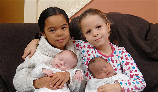 Điều kì lạ đã xảy ra trong một gia đình khi họ sinh đôi hai lần và đều có cặp song sinh khác màu da
