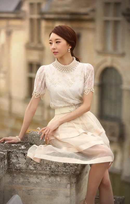 Nữ công sở "táo bạo" với áo ren - 3