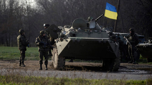 Quân đội Ukraine nổ súng tái chiếm sân bay - 1
