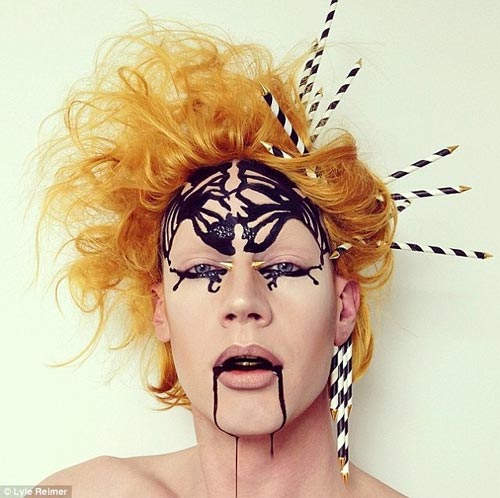 Chàng trai nổi tiếng nhờ trang điểm kỳ quặc - 10