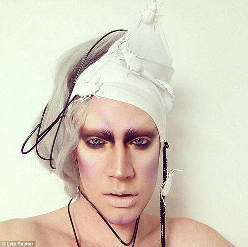 Chàng trai nổi tiếng nhờ trang điểm kỳ quặc - 11