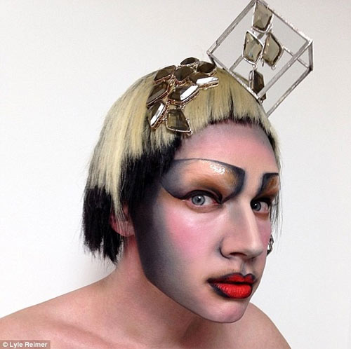 Chàng trai nổi tiếng nhờ trang điểm kỳ quặc - 6