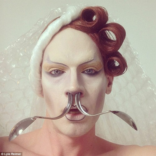 Chàng trai nổi tiếng nhờ trang điểm kỳ quặc - 4