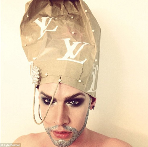 Chàng trai nổi tiếng nhờ trang điểm kỳ quặc - 2