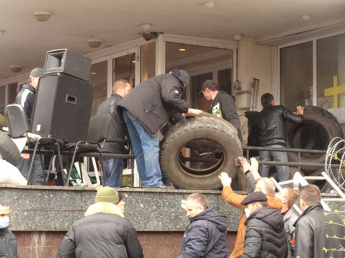 Người biểu tình chiếm trụ sở của 8 thành phố ở Donetsk - 1