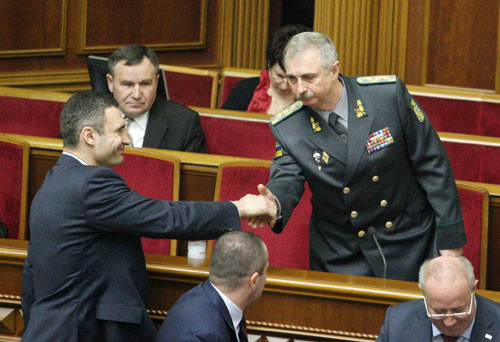 Bộ trưởng Quốc phòng Ukraine ra “chiến trường” - 1