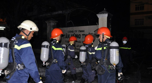 Cháy suốt đêm ở công ty hóa chất - 3