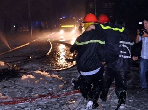 Cháy suốt đêm ở công ty hóa chất - 4