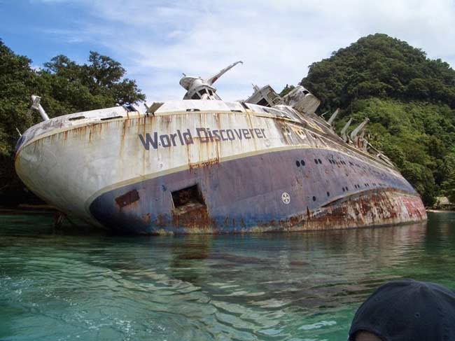Nhưng đáng tiếc vào ngày 30/4/2000 một sự việc không may đã xảy ra. Con tàu đâm phải một tảng đá lớn và sắc nhọn trên quần đảo Solomon khiến thân tàu bị thủng. Sau khi vụ việc này xảy ra, các hành khách đã nhanh chóng được di chuyển lên một chiếc phà và dời đi an toàn. Cùng lúc đó, thuyền trưởng đã cố gắng lái con tàu về hướng vịnh Roderick để tránh bị chìm.
