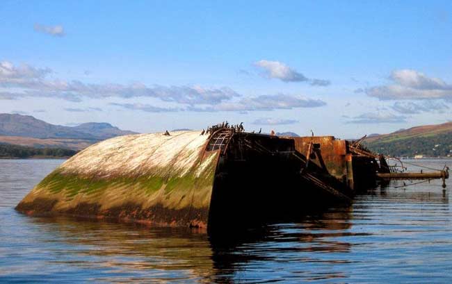 3.Tàu Mv Captayannis ở sông Clyde (Scotland).&nbsp;Mv Captayannis là một con tàu của Hy Lạp bị chìm trên sông Clyde (Scotland) vào năm 1974 sau khi va chạm với một tàu chở dầu trong &nbsp;một cơn bão lớn.&nbsp;Tàu chở dầu không có thiệt hại gì nhưng xích neo của nó đã đâm thủng tàu Captayannis khiến cho nước tràn vào khoang. Thuyền trưởng của tàu Captayannis đã cố gắng đưa nó vào trong vùng nước nông hơn để tránh chìm và khiến con tàu bị mắc kẹt ở đó. Toàn bộ các phụ kiên có giá trị trên tàu đã bị cướp hết, tuy vậy con tàu vẫn giữ được nét đẹp của mình.
