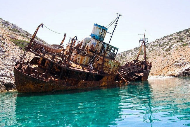 Theo người dân địa phương thì con tàu đã gặp phải hải tặc và bị mắc kẹt ở đó từ năm 1979 khi đang trong hành trình từ đảo Síp đến Hy Lạp. Sau nhiều nỗ lực cứu hộ để kéo con tàu ra khỏi vị trí mắc cạn không thành công, nó đã bị bỏ rơi. 
