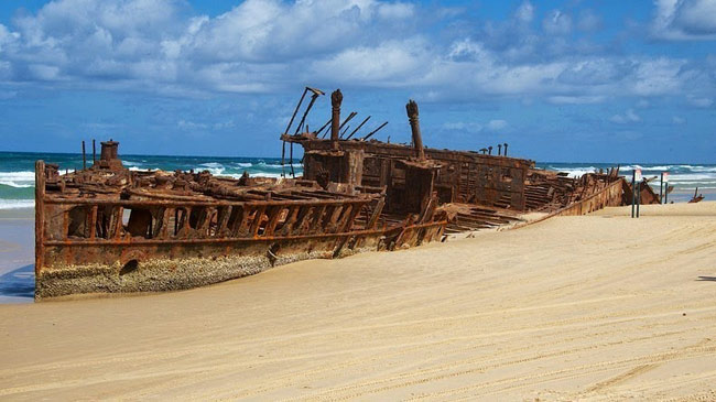 12. Tàu SS Maheno nằm trên đảo Fraser (Úc).&nbsp;SS Maheno là con tàu đắm nổi tiếng nhất trên đảo Fraser (Úc) và là một điểm thu hút rất đông khách du lịch.&nbsp;
