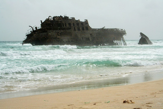 13. Con tàu chở hàng Santa Maria ở quần đsảo Cape Verde.&nbsp;Santa Maria là một tàu chở hàng của Tây Ban Nha&nbsp;mang theo một số lượng lớn các tặng phẩm của Thủ tướng Francisco Franco được trao cho những người đã ủng hộ ông trong cuộc khủng hoảng kinh tế.&nbsp;
