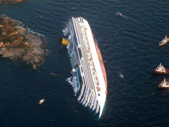 7. Con tàu đắm Costa Concordia ở vịnh Giglio (Ý).&nbsp;Sự kiện chìm tàu gần đây nhất và thu hút sự quan tâm của đông đảo giới truyền thông là vụ lật tàu Costa Concordia xảy ra vào tháng 1 năm 2012 ở vùng vịnh Giglio, thuộc bờ biển phía Tây nước Ý.&nbsp;
