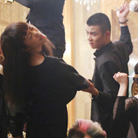 Xu hướng thời trang - Thí sinh thiết kế "đánh lộn" trong hậu trường