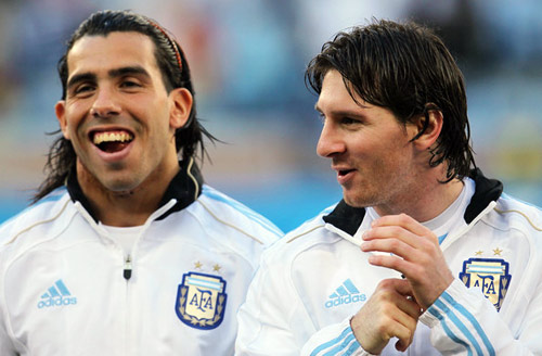 World Cup còn 56 ngày: Chuyện Messi “đì” Tevez - 1