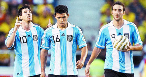 World Cup còn 56 ngày: Chuyện Messi “đì” Tevez - 2