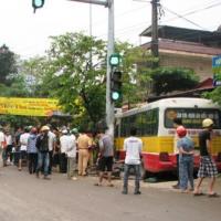 Tin tức trong ngày - Đứng chờ tàu, 2 người bị xe buýt cuốn tử vong