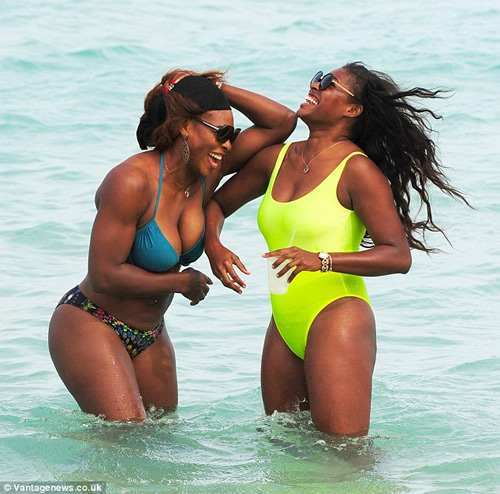 Serena Williams thô kệch với bikini họa tiết - 2