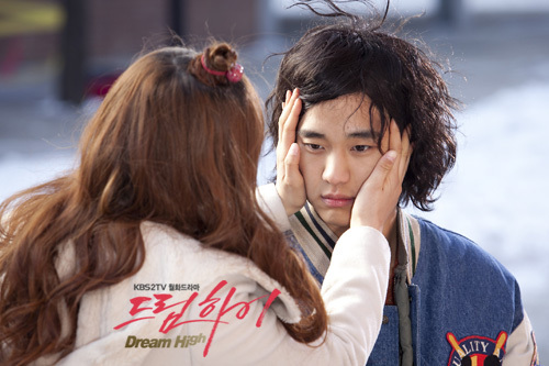 Video: Tài tử Kim Soo Hyun hóa "trai quê" - 4