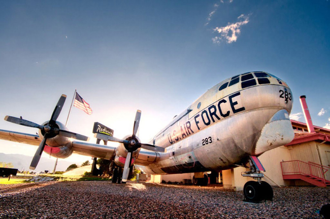 Nhà hàng trên máy bay tại Colorado, Hoa Kỳ. Chiếc Boeing KC-97 này ban đầu là một chiếc máy bay chuyên chở dầu, sau đó với một ý tưởng táo bạo nó đã được chuyển đổi thành một nhà hàng ẩm thực.


