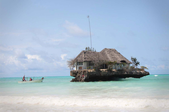 Nhà hàng The Rock tại Zanzibar, Tanzania, Châu Phi&nbsp;được xây dựng trên một tảng đá lớn nằm ở Ấn Độ Dương xa xôi.&nbsp;
