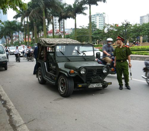 Xe Jeep Mỹ rụng bánh trên đường phố Hà Nội - 1