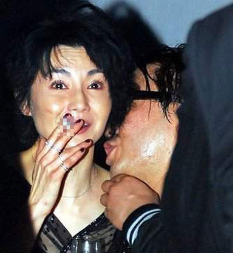 Fan bất bình với ảnh người đẹp hút thuốc - 4