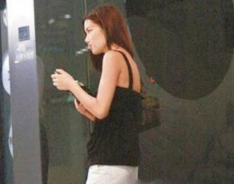 Fan bất bình với ảnh người đẹp hút thuốc - 3