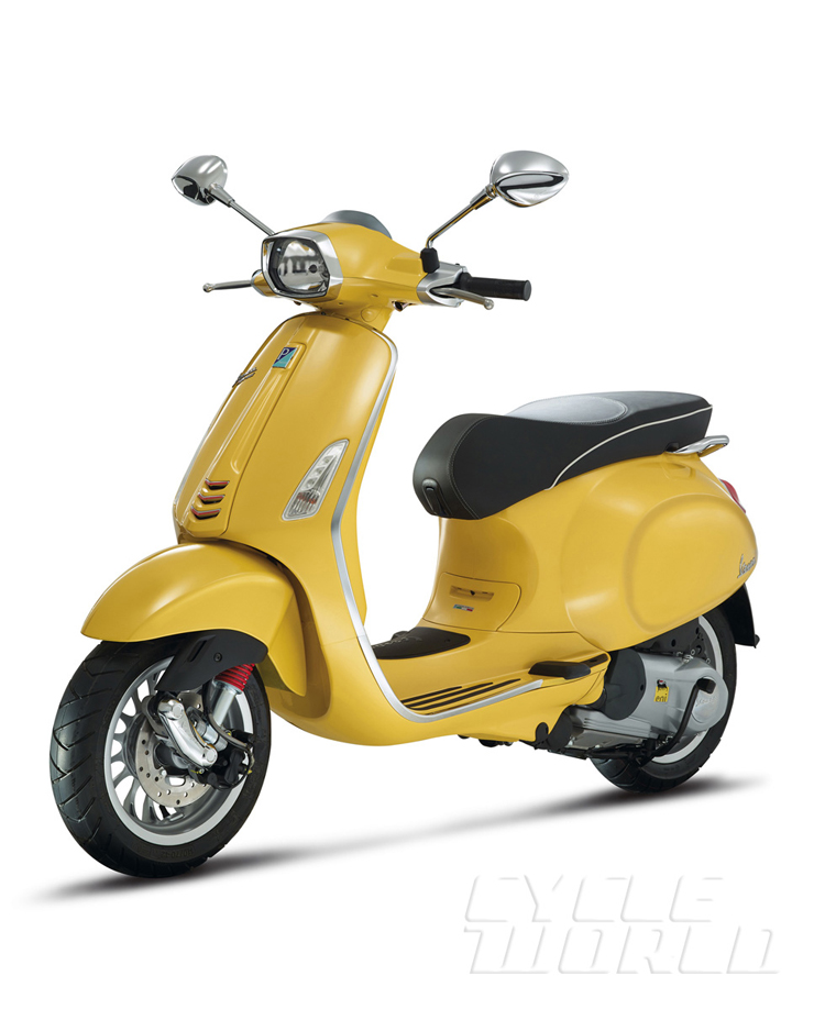 Mẫu xe tay ga mới Vespa Sprint chính thức được công bố tại Roma, Italia vào cuối tháng 3 vừa qua. Nó được xây dựng dựa trên bộ khung của “đàn anh” Vespa Primavera, nhưng được thiết kế lại hoàn toàn để đạt được cấp độ cao hơn, sự ổn định cũng như tính cơ động cho xe. Phiên bản mới này hướng đến đối tượng người dùng trẻ tuổi.
