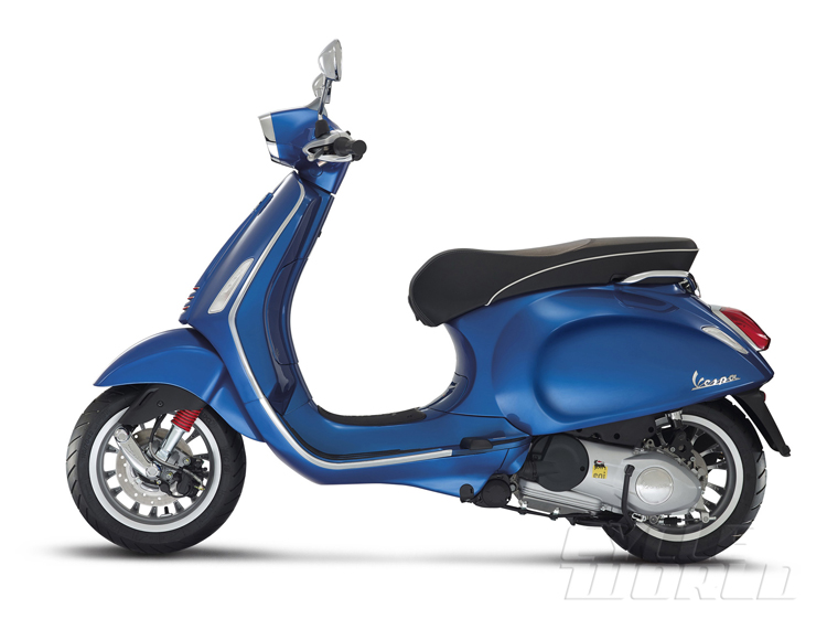 “Vespa Sprint là mẫu xe tay ga đầu tiên trên thế giới được làm hoàn toàn bằng thép, một trong những tính năng giúp nó nhẹ nhàng dễ dàng xử lý và thoải mái khi điều khiển” phía Piaggio nói trong buổi ra mắt sản phẩm.
