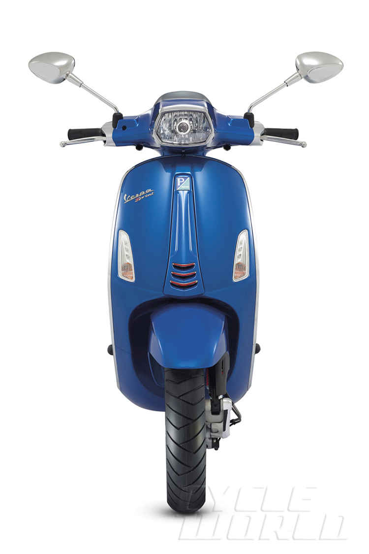 Vespa Srint 150 phân khối trang bị động cơ dung tích 154,8 phân khối. Xe có công suất cực đại 11,7 mã lực tại vòng tua 7.500 vòng/phút và mô-men xoắn 12 Nm tại vòng tua 5.000 vòng/phút.
