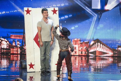 Cậu bé 11 tuổi phóng dao "náo loạn" Britain’s Got Talent - 2