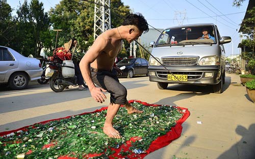 Ảnh ấn tượng: Đi trên thủy tinh, dùng răng kéo ô tô - 6