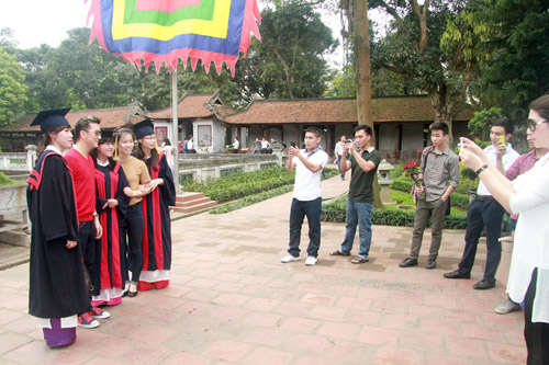 Mr. Đàm say mê đọc sách tại Văn Miếu - 8