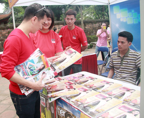 Mr. Đàm say mê đọc sách tại Văn Miếu - 5